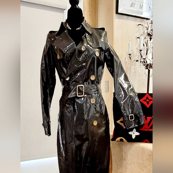Burberry Prorsum Black Vinyl Patent Trench Coat with Gold Buttons. Size US 2 - Picture 3 of 16
